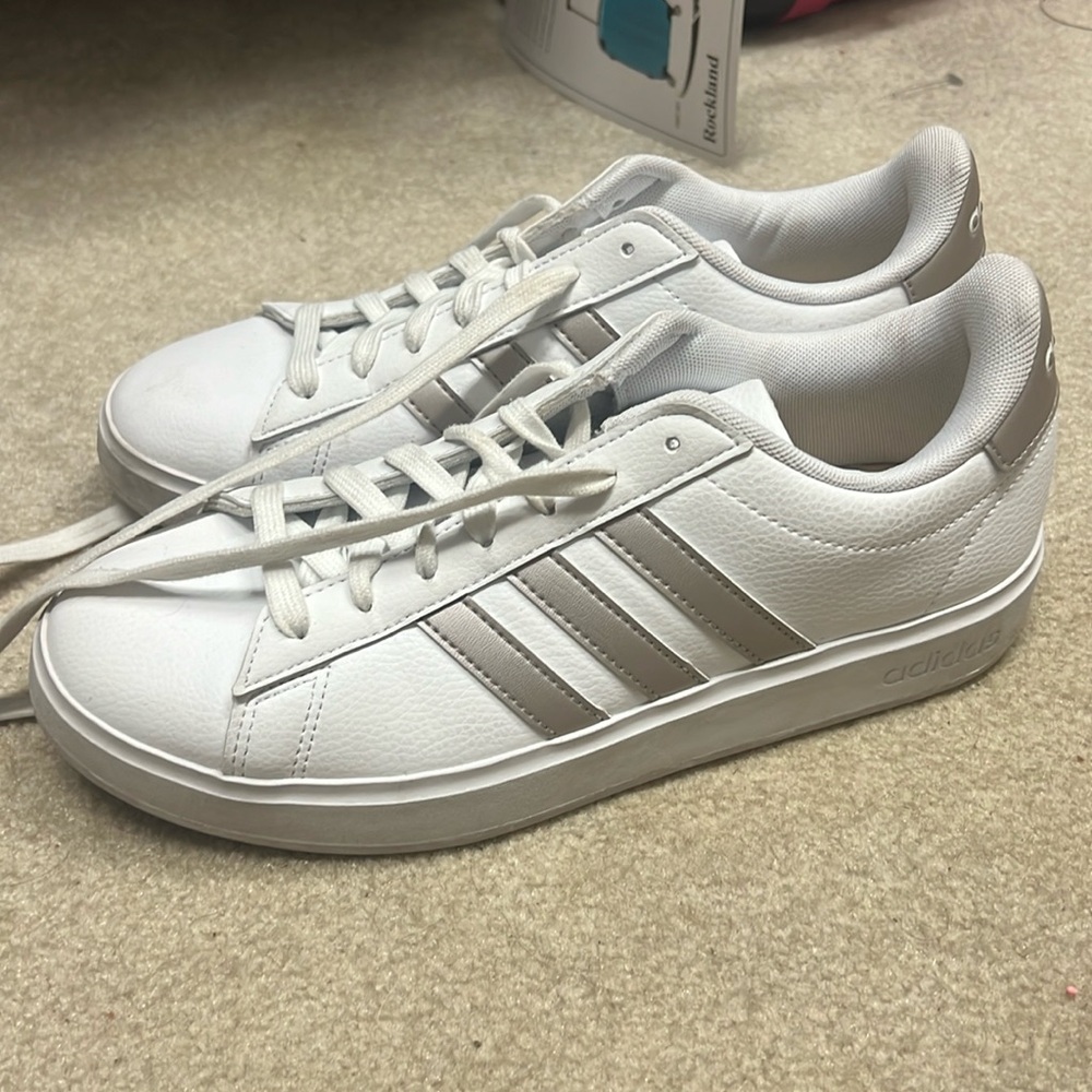 adidas Women's Grand Court 2.0 Tennis Shoe (size 7.5) White/Platin Metallic